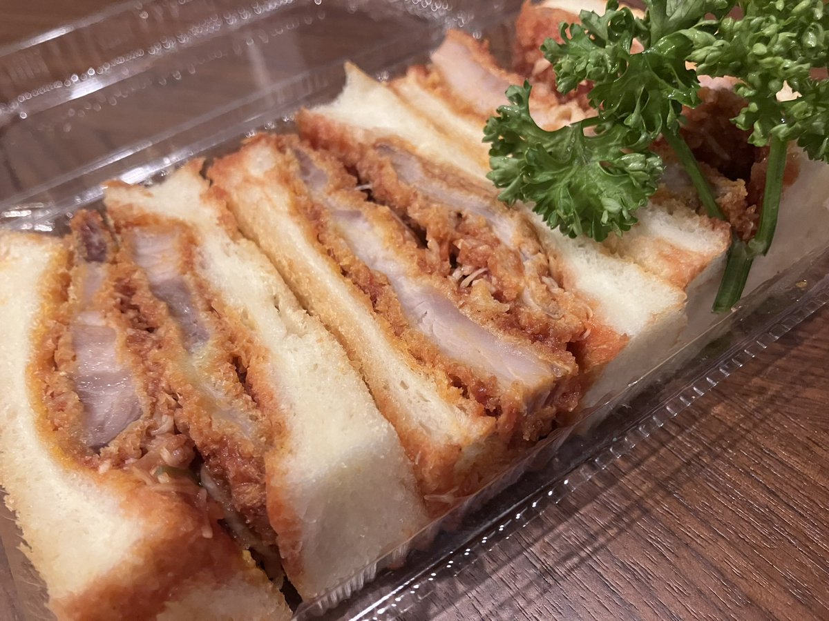 bar_lecrin's tweet photo. フランス亭のカツサンド
DEAN &amp; DELUCAラザニア
今日の朝ご飯は昨日の頂きものです♪

本日は
mikiちゃん
えみちゃん
みずきちゃん
ゆうちゃん
でお待ちしてます♪ https://t.co/kJc0ZlA3rj