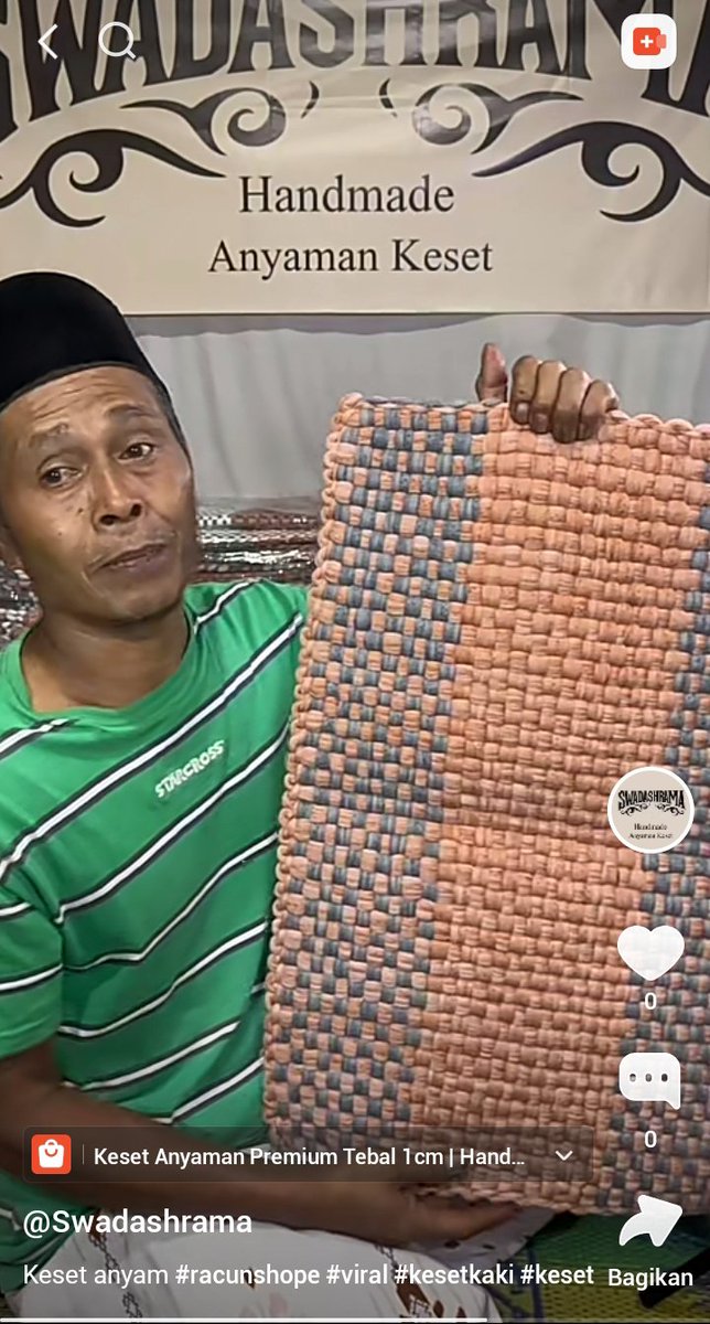 mymerizal's tweet photo. X Please do your miracle

Boleh Luangkan Waktu Beberapa Detik Untuk Menengok senyum ini?

Sedih rasanya melihat Abah masih harus terjaga & berjuang di larut malam, menatap layar yg tak kunjung menampilkan penonton.
Namun di balik lelah dan kerutan di wajah beliau, senyum tulus itu sama sekali tak pudar.
Ada keikhlasan luar biasa yg membuat hati ini luluh.

Tau gak kalian penyebab Beliau memiliki ikhlas yg luar biasa.?.