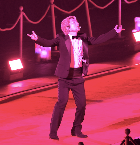 SekaiNoRascal's tweet photo. このポーズは、反則。

タキシード姿で両手を広げるFukaseさんに、会場ごと抱きしめられた気分✨

動作がいちいち決まってる😁

#Fukase #SEKAINOOWARI #THECINEMA https://t.co/uMbX5YDdnr