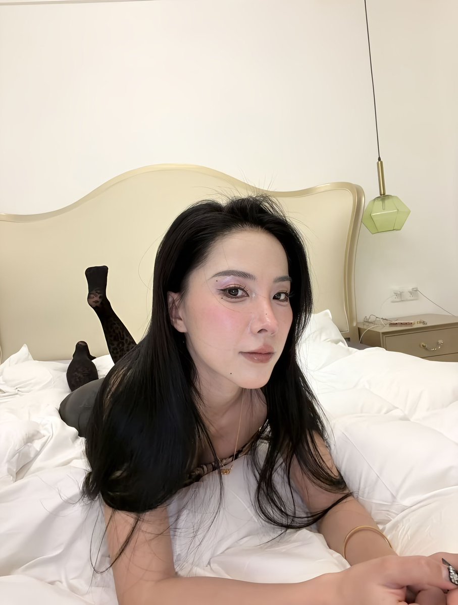 BevSwain1's tweet photo. 哎呀妈 人家的小嘴巴 想吃香软小草莓 https://t.co/oQrhHa7DIQ