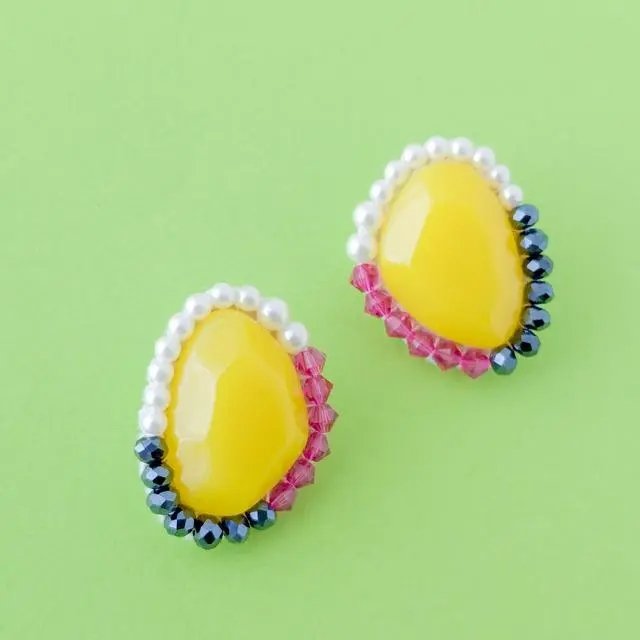 aiko_BerryMoon's tweet photo. 画像の差し替えやピアス金具(樹脂ピアス)に変更して載せました💛✨

お芋カラー 黄色とビビットピンクとブラックとパール ピアス さつまいも 
#minne 
https://t.co/7s0fdTdDqx https://t.co/XoQ1IvItPh
