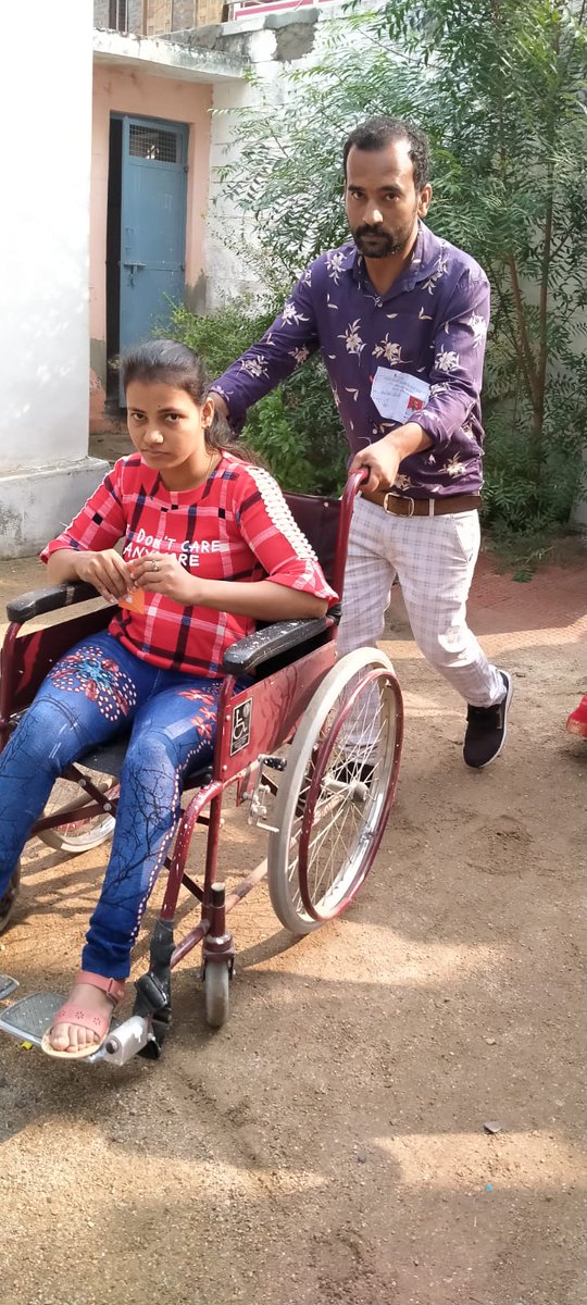 airnews_jaipur's tweet photo. जालौर : दिव्यांग मतदाताओं के लिए विशेष इंतज़ाम , वोट डालने पहुंचे।   
@DmJalore @ECI
@CeoRajasthan
@SecRajasthan
#RajasthanLocalBodyElection #नगरीय_निकाय_चुनाव https://t.co/OfX2UzXzfW