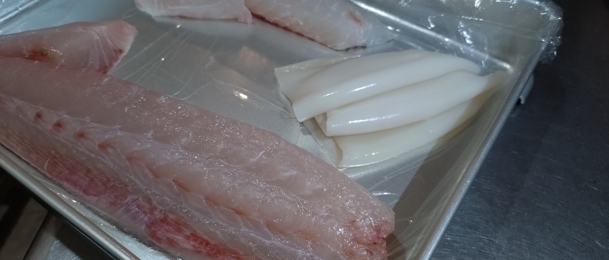 gR24eQGeabxSKkC's tweet photo. お疲れさまです。
・まぐろブツ ・活け〆カンパチ
・活け〆ヘダイ ・するめイカ
・かんぱち胡麻和え
・生しらす ・揚げとうもろこし
・しまあじ かぶと煮付け 
・ヤゲン軟骨炒め ・茄子煮浸し
宜しくお願いします。
#立ち呑み #かみや 
#足立区梅田 #足立区梅島 https://t.co/MFvtBDL7HA