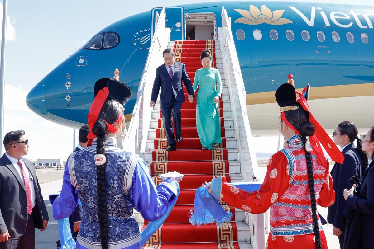 ParliamentMN's tweet photo. 🇲🇳 🇻🇳Монгол Улсын Их Хурлын дарга С.Бямбацогтын урилгаар Бүгд Найрамдах Социалист Вьетнам Улсын Үндэсний Ассамблейн дарга Чан Тань Ман тэргүүтэй төлөөлөгчид Монгол Улсад албан ёсны айлчлал хийхээр өнөөдөр (2026.09.09) хүрэлцэн ирлээ

https://t.co/ZkrlnFcxdZ https://t.co/xg8lNBjVFU