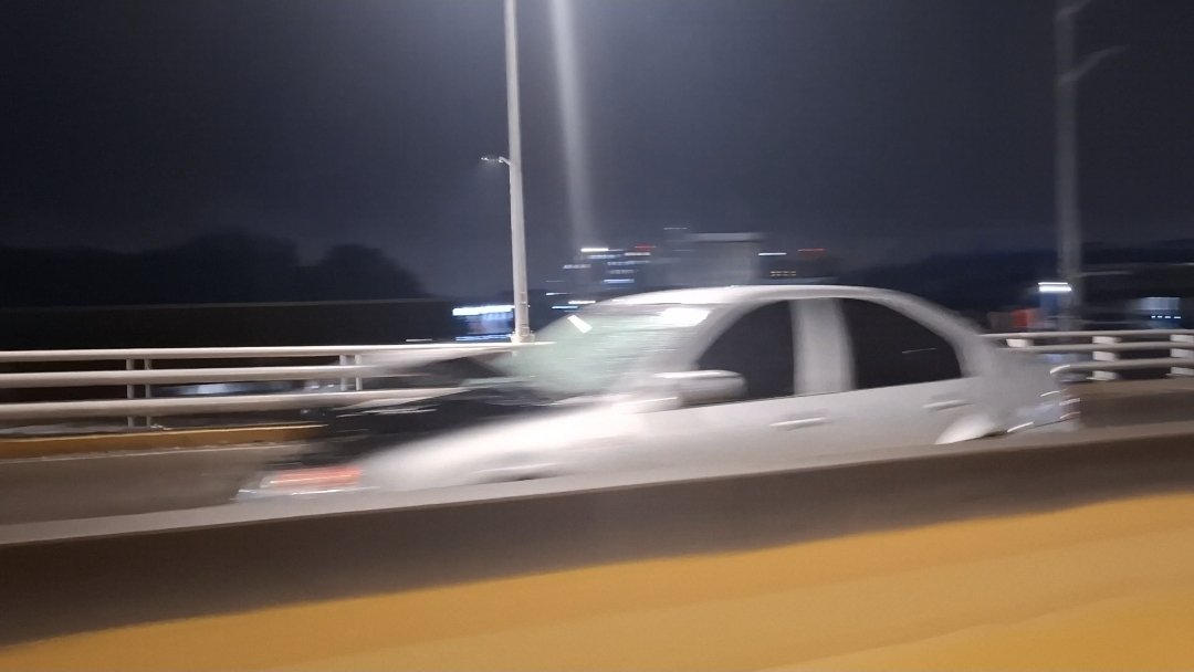 LibiaServin's tweet photo. @Trafico_ZMG Jetta en carril de alta  chocado sin señales. Cuidado!
Lo reportaron al 911 desde hace 45min sin respuesta para que apoyen para evitar accidentes. https://t.co/pUH4w0Q4cn