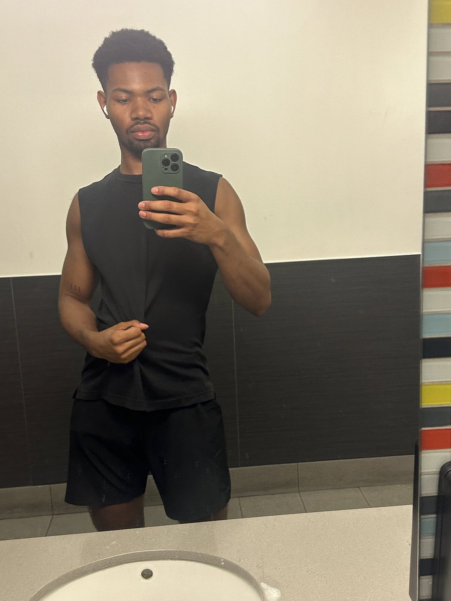 deniablestew's tweet photo. Gym baddie or just good lighting? https://t.co/sQmLlCq7BU