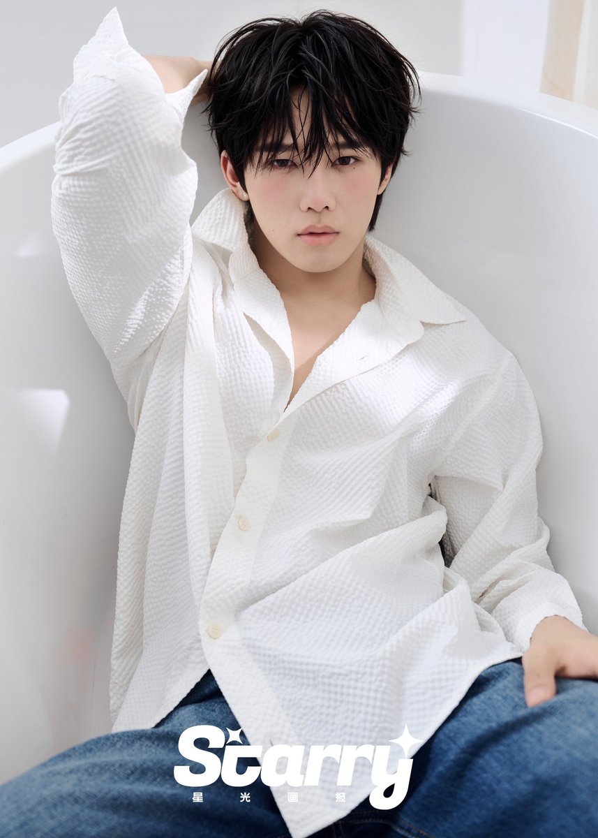 kupukuphu's tweet photo. he never plays around when it comes to posing. how is he this good at it, always serving so effortlesslyyy 🥺🤏🏻

#Minleethanakorn #ToptapMinlee https://t.co/vnc2QWiBvB