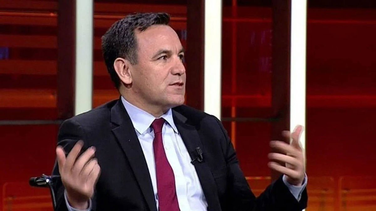 Pardonhaber's tweet photo. 'Bu bir suç duyurusudur'

Gazeteci Deniz Zeyrek, Üsküdar Belediyesi seçimleri hakkında;

"CHP kurultayını iptal ettiniz ya. delegelerin iradesi farklı motivasyonlarla sakatlandı diye, kimi para aldı diye, kimi işte eee çocuğu işe yerleştirildi diye, kimi bilmem ne falan değil mi? 

Bu tür gerekçelerle CHP'nin kurultayını iptal ettirdiniz. CHP'yi altüst ettiniz. Butlan getirdiniz, başına koydunuz.

CHP'nin ana gövdesi ayrılmak zorunda kaldı. 

Peki ben açıkça soruyorum buradan ; Bu dört kişi AK Parti grubuna kendi iradeleriyle, hür iradeleriyle mi katıldı?

 Peki eğer onlardan herhangi birine ki Özgür Çelik'in açıkladığı şeyler insanın tüylerini diken diken ediyor. Özürlü çocuğum var diyor. Ben hapse girersem onlara kim bakacak diyor. Bundan daha ciddi bir irade sakatlama şeyi olur mu?

Özgür Çelik'in basın toplantısını bir kere bir basın savcısının suç duyurusu kabul edip harekete geçmesi lazım. Açık açık söylüyorum. Bu transfer olanların bütün HTS kayıtlarına bakılması lazım. CHP kurultay dosyasında baktınız. Bütün delegeleri didik didik araştırdınız.

Burada o kadar adam da yok. 
CHP'den AK Parti'ye geçen dört delege, dört meclis üyesi, gizlice AK Parti'ye oy veren iki kişi. 

Bunların son iki haftadaki telefon trafiklerini inceleyin. 

Bulundukları yerin HTS kayıtlarını inceleyin. Hesaplarını inceleyin. Kendilerinin ve birinci derece yakınlarının. Mesela 500.000 dolardan bahsediliyor. Özgür Çelik'in iddialarından bahsediyorum. Bu bir suç duyurusudur.

Koskoca CHP'nin genel başkanını değiştiriyorsanız eğer delegelerin fikri değiştirildi, delegelere rüşvet verildi, delegeler korkutuldu, delegelerin çocukları işe alındı falan diye. Burada daha beteri var. CHP'liler de, Yeni Partililer de şikayet etmeyi bırakıp gitsin suç duyurusunda bulunsunlar.

 Ellerindeki verileri, kayıtları vesaire savcılığa götürsünler. Üsküdar belediye meclis üyeleri değişik y��ntemler kullanılarak AK Parti'ye transfer edilmişlerdir. 

AK Parti için oy kullanmaları sağlanmıştır iddiasıyla suç duyurusunda bulunsunlar.

Nasıl biz yargımız bağımsızsa eğer bu tür gerekçelerle CHP'nin kurultayının tamamını iptal edebiliyorsa burada da aynı işlemi yapmak durumundadır. Ki buradaki iddialar daha ciddi. 

Bir delege eğer 500.000 dolar alıp oyunu satıyorsa, oyunu değiştiriyorsa çok ciddi bir iddiadır. 

O iddia ciddiye alınıp o adamın bütün yakınlarının kendisinin para trafiği izlenmelidir.

 İşte birilerinin yanında kendilerini savcı diye telefonla arayan insanların neler söylediğini anlattı Özgür Çelik. Ya bunlar korkunç şeyler. 

Yani bunların üstünde konuşup yorum yapmaya da gerek yok. Netice itibariyle AK Parti yargıyı da kullanarak, devletin gücünü de kullanarak 6 meclis üyesini kendi safına çekti. 

İki meclis üyesini saf dışı bıraktı. Üsküdar Belediye Meclisind'eki farkı kapattı ve öne geçti başkanı tutuklayarak ve 25.000 kişinin 2019'da oy ve verip 2024'te vermeyen o 25.000 kişinin iradesine de saygısızlık edildi. Hem partisine hem AK Parti adayına çok büyük fark atan Sinem Dedeştı devre dışı bırakıldı."