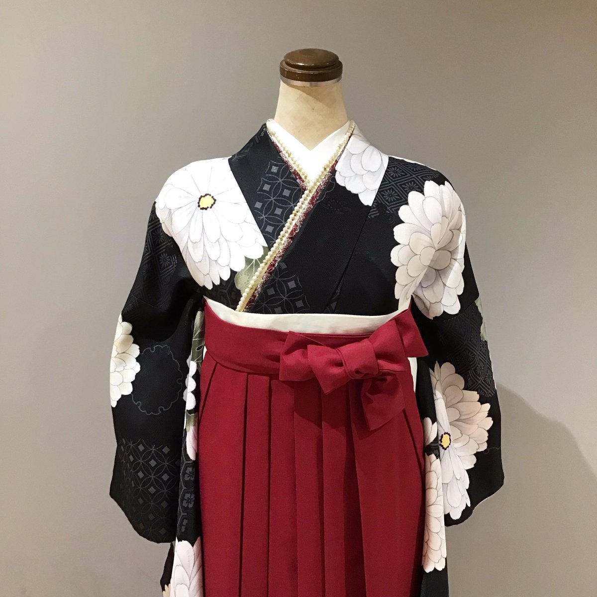 jo_tachikawa's tweet photo. 🌸袴のご紹介🌸

鮮やかな赤の袴( 💓∀💓)

今っぽい小物も入れて、ダブルリボン結びで
可愛くコーデ🎀

卒業袴レンタルフルセット“33,000円均一”🎵
お気軽にご来店予約お待ちしております！

#ジョイフル恵利OUTLET #立川 #卒業袴 #袴 
#レンタル #卒業式 #安い https://t.co/UqtMDg1qxE