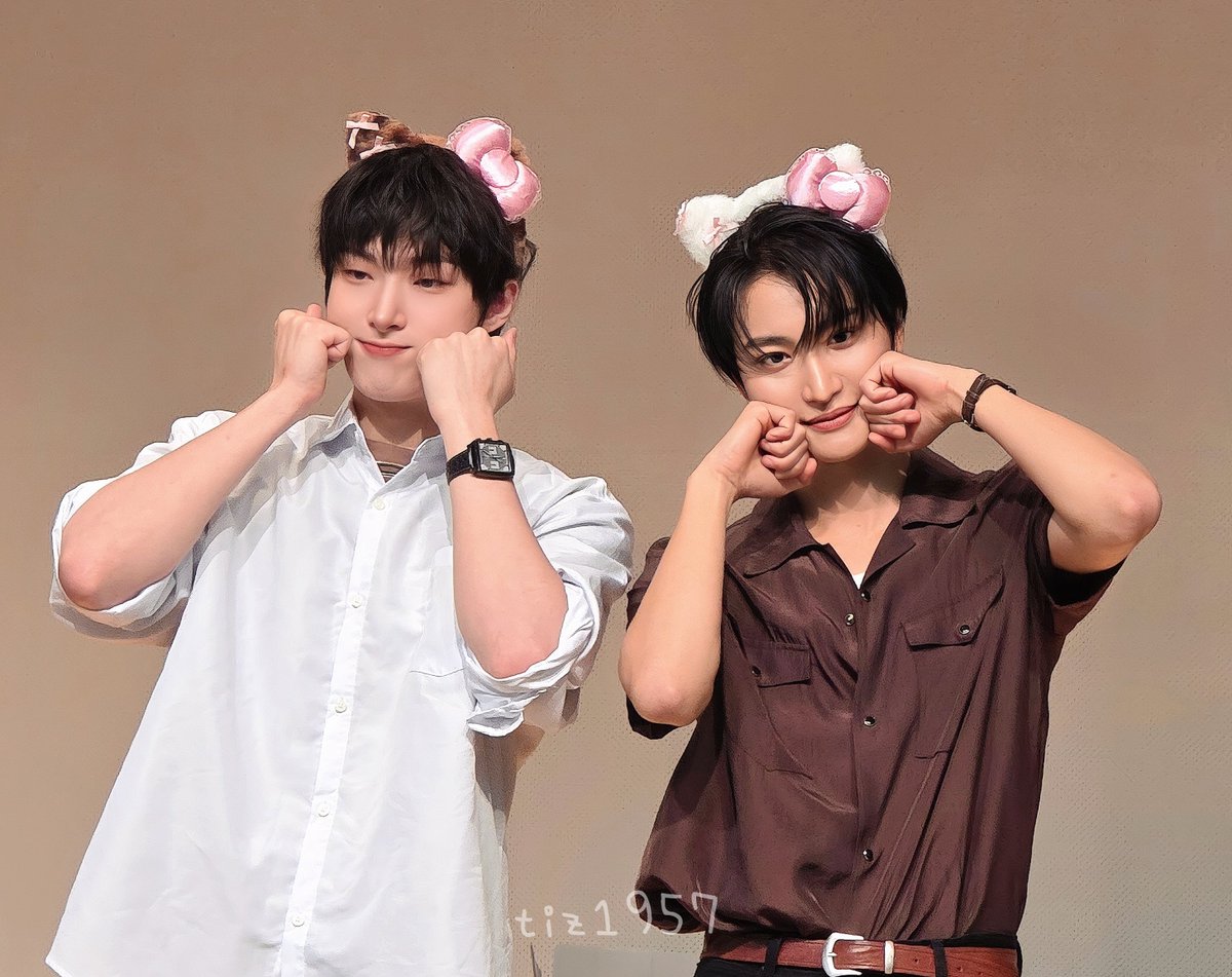 tiz1957's tweet photo. 260904 NYMUSIC 대면
큐티즈 그자체

#ATEEZ #MINGI #SEONGHWA #에이티즈 #민기 #성화 https://t.co/jrjj2mgMzM