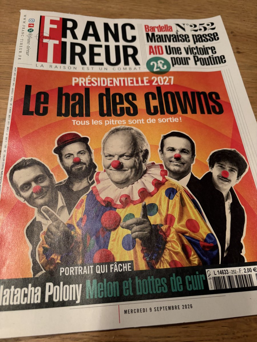 MichelAdrien3's tweet photo. 🗞️La Une de @franctireurmag avec @f_asselineau au milieu, déguisé en leader des clowns. 

« Énarque et costumé, il maîtrise le baragouin de la haute fonction publique »… une fine analyse du subventionné @RReichstadt ☝️😗

#Presidentielles2027 #UPR https://t.co/fSG6bvSm6T