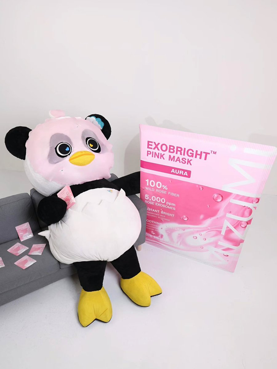 pianistsooyeon's tweet photo. THEY MADE A PANDUCK-SHAPED FACE MASK FOR LUNAR DOWN TO HER HEART ANTENNA IM WHEEZINGGGG

#LUNAR #MizuMi
#MizuMiPinkMask https://t.co/YJzdKZAjdK