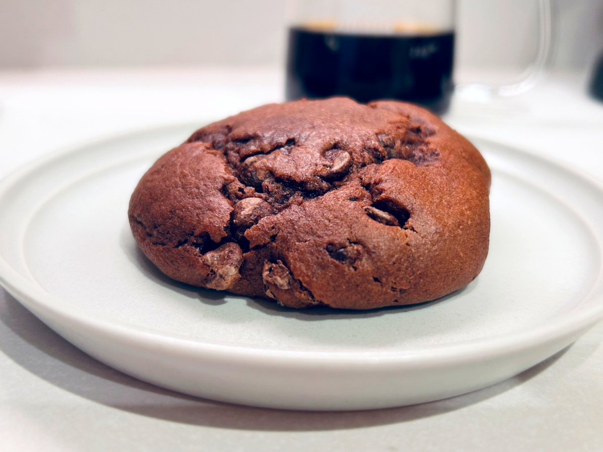 HIGHFIVE_COFFEE's tweet photo. おやつとコーヒー

しっとりチョコスコーン
カフェでテイクアウトしてきました
サクサクというより、しっとり柔らかくチョコチップが濃厚で美味しいです😊

コーヒーは当店のオリジナルブレンドHIGH FIVE BLEND
酸味苦味のバランス良い味わい✨
#おやつ #コーヒーのある暮らし https://t.co/NGsRxaMvFw