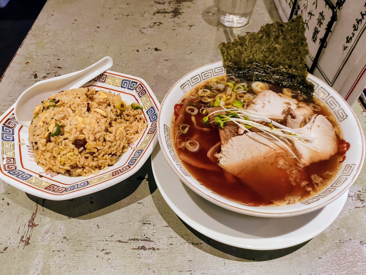 SH82765994's tweet photo. 今日のランチは『ちょもらんま酒場 恵比寿東口店』で、ラーメンと半チャーハンセットをいただきました😄スープがちょっと濃い目のラーメンと、ちょっと味が薄いチャーハンでバランスが良かった感じです🍜🍚
#ちょもらんま酒場
#醤油ラーメン
#ラーメン
#チャーハン
#炒飯
#恵比寿グルメ
#恵比寿ランチ https://t.co/6QbmISAEGo