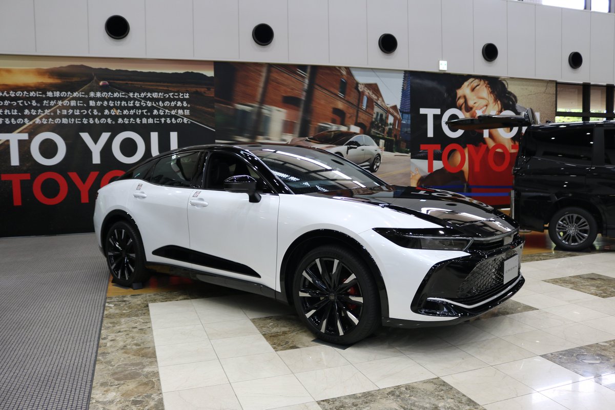 toyota_kaikan's tweet photo. 🚗 クラウン クロスオーバー展示開始
一部改良により更に魅力を高めたクロスオーバーがトヨタ会館に登場！
リアデザインの変更や、第5世代ハイブリッドシステム(*)の導入によるシステム出力・燃費性能の向上に加え、オーディオ・サウンドシステムの性能も向上。より上質��室内空間を実現しています。
ぜひトヨタ会館で、新しくなったクラウン クロスオーバーをご覧ください。
* CROSSOVER Z、CROSSOVER Gグレードのみ。展示車(CROSSOVER RS）とは異なります。
#トヨタ会館 
#クラウン
#CROWN
#クラウンクロスオーバー
#CROSSOVER