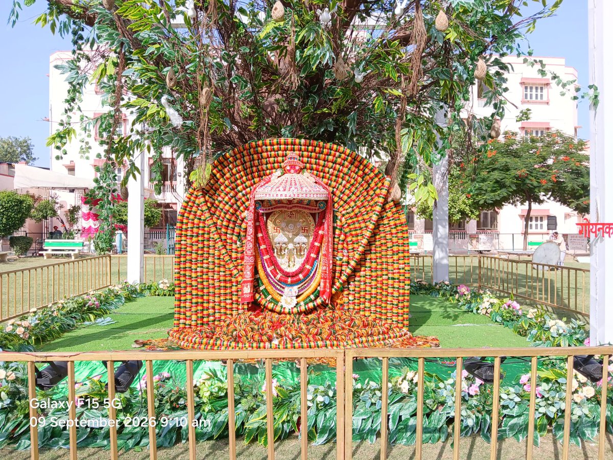 GoenkaShree's tweet photo. फतेहपुर मंदिर परिषद में भादो अमावस्या उपलक्ष पर गोयनका बट ब्रिज दादी जी की फोटो के साथ सजा दरबार https://t.co/vOEGf8leOn