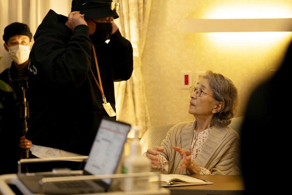 anohoshi_movie's tweet photo. ✐#映画あの星 裏話🌟
⠀
💬#倍賞千恵子 さんのキャスティング
￣￣￣￣￣￣￣￣￣￣￣￣￣￣￣
現在の千代を演じる #倍賞千恵子 さんは
プロデューサーから
熱い直筆の手紙を送ったことで出演が実現✉️
⠀
現場に現れた倍賞さんは、可憐で人を緊張させない
柔らかなオーラで包み込んでくださり、
その飾らないお人柄にあっという間に全員が魅了されました💭
⠀
『あの星が降る丘で、君とまた出会いたい。』
大ヒット上映中🎬