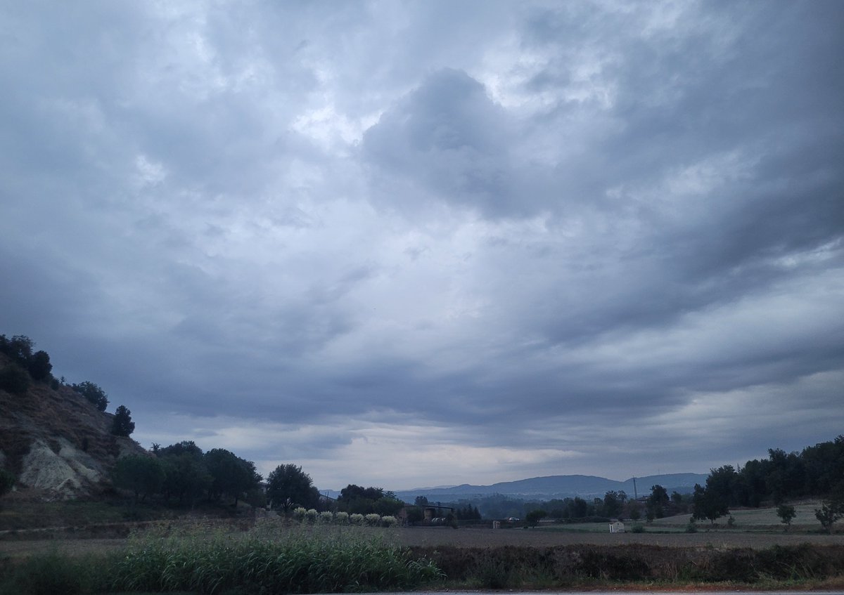 paquisoldado's tweet photo. #Bondia des de #Tona dimecres  cel tapat, ruixats, trons  i 19°C 
@SoldadoTonyi @rosa_tanti  @SoniaPapell @eltemps_rtve  @SergiLoras @alcantara_alb
@rbartolisala @TomasMolinaB 
@Monica_Usart  @meteorac1 @gemmapuigf @tempsdemeteo @3CatInfoelTemps https://t.co/EgMtdiUGql