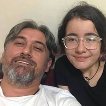bosunatiklama's tweet photo. İstanbul'da otomobil çarpması sonucu hayatını kaybeden 14 yaşındaki Öykü Dinç'in ailesinden, otomobilin hasar bedeli faiziyle istendi.

• Sigorta şirketinin aileden talep ettiği 63 bin TL tutarındaki icra, ailenin itirazı ve tepkilerin ardından geri çekildi.

Baba Yunus Dinç: "Kızımızı öldüren arabanın hasar masrafını geriye dönük faiziyle birlikte bizden tahsil etmek istediler.

Bir kusur dağılımı yokken, dava bitmemişken sanki kızımız suçluymuş gibi göstermek neyin nesi?"