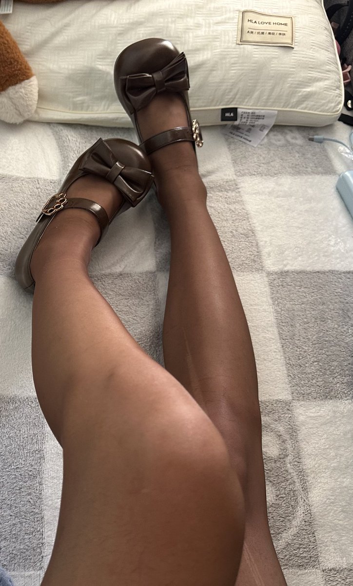 Georgia79910126's tweet photo. 女儿的脚也是主人专用的，她自己只有保管权而已，主人想用随时可以拿去用 #母女 https://t.co/Uty1E5bwbm