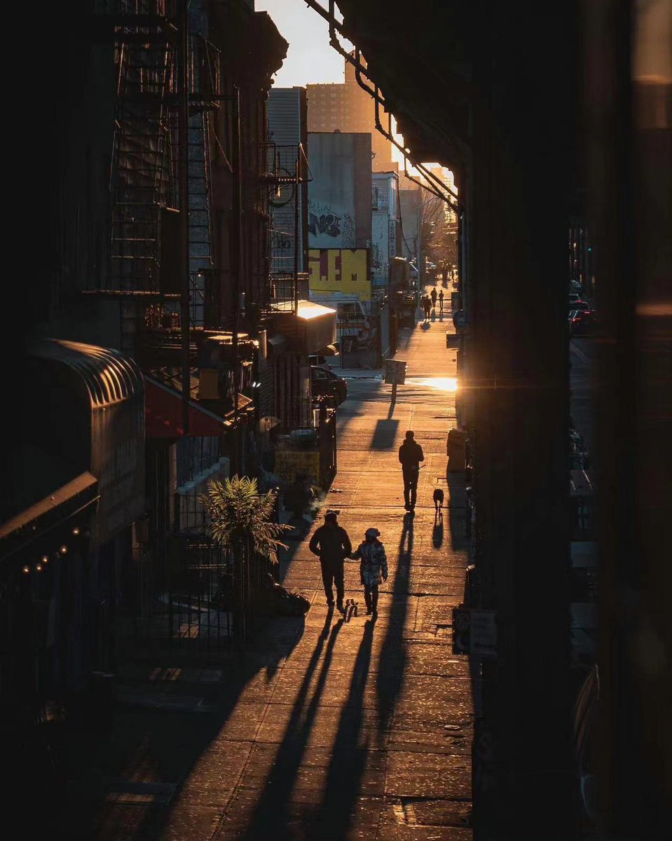 SamuelCookdhvs's tweet photo. Quick city snap: golden hour light hitting a graffiti alley, locals rushing past with coffee in hand. https://t.co/R6qrtX07fe