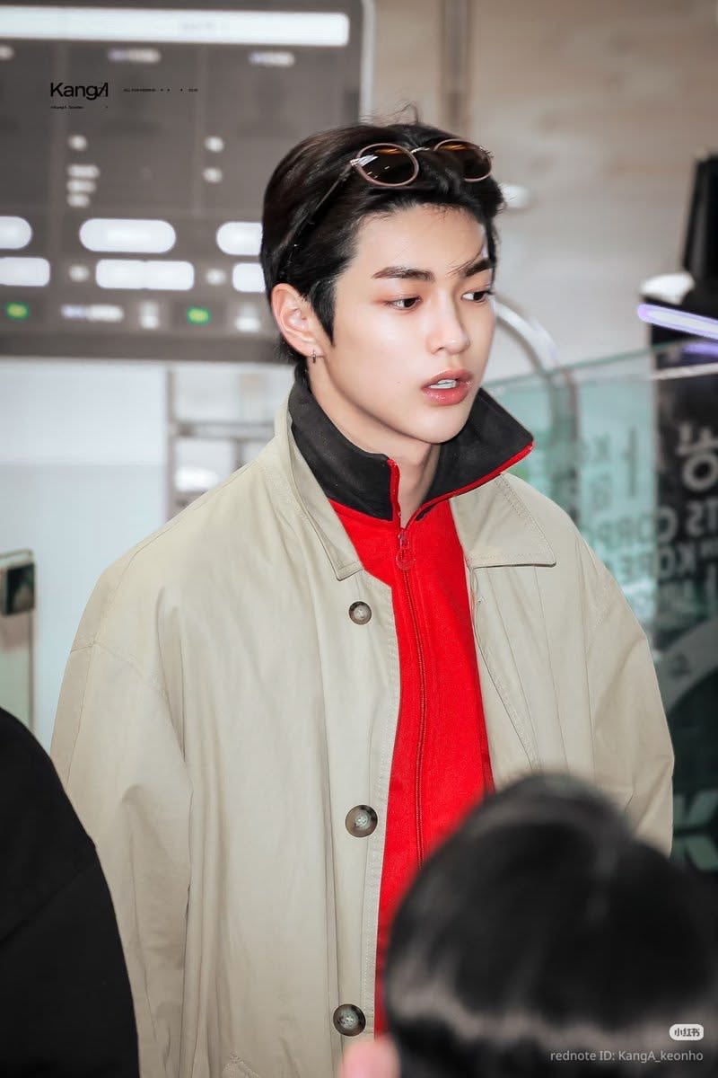 hvvvpc's tweet photo. 웃을때랑 안웃을때 간극이 큰 남자라 공항가면 나오는 특유의 표정 개조흠 https://t.co/eL9Ua4AEC2