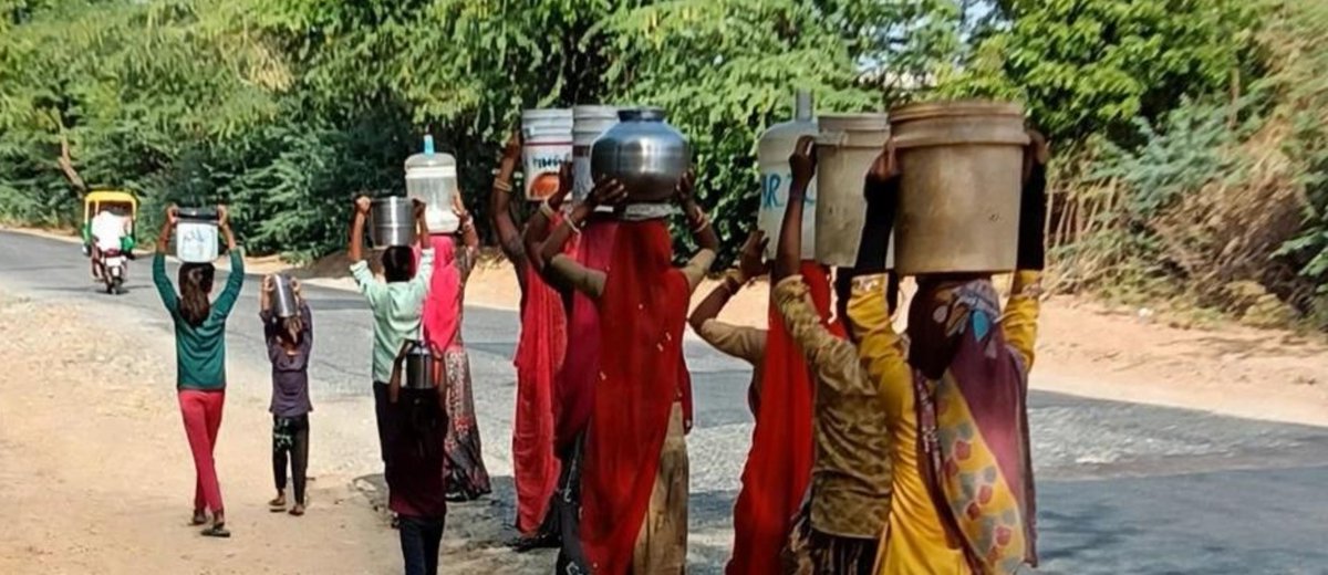 TikamP2181's tweet photo. कागजों में हर घर जल, धरातल पर हर सिर पर मटका!
#जालोर : #रानीवाड़ा उपखंड के #हिरपुरा मेघवालों की ढाणी में महीनों से पेयजल संकट, नल लगे लेकिन बूंद नहीं। महिलाएं-बच्चियां रोज सुबह-शाम सिर पर मटके ढोने को मजबूर। दो दिन में समाधान नहीं तो मटका फोड़ प्रदर्शन की चेतावनी। @JanSamadhaan https://t.co/6qxxnJzqaM