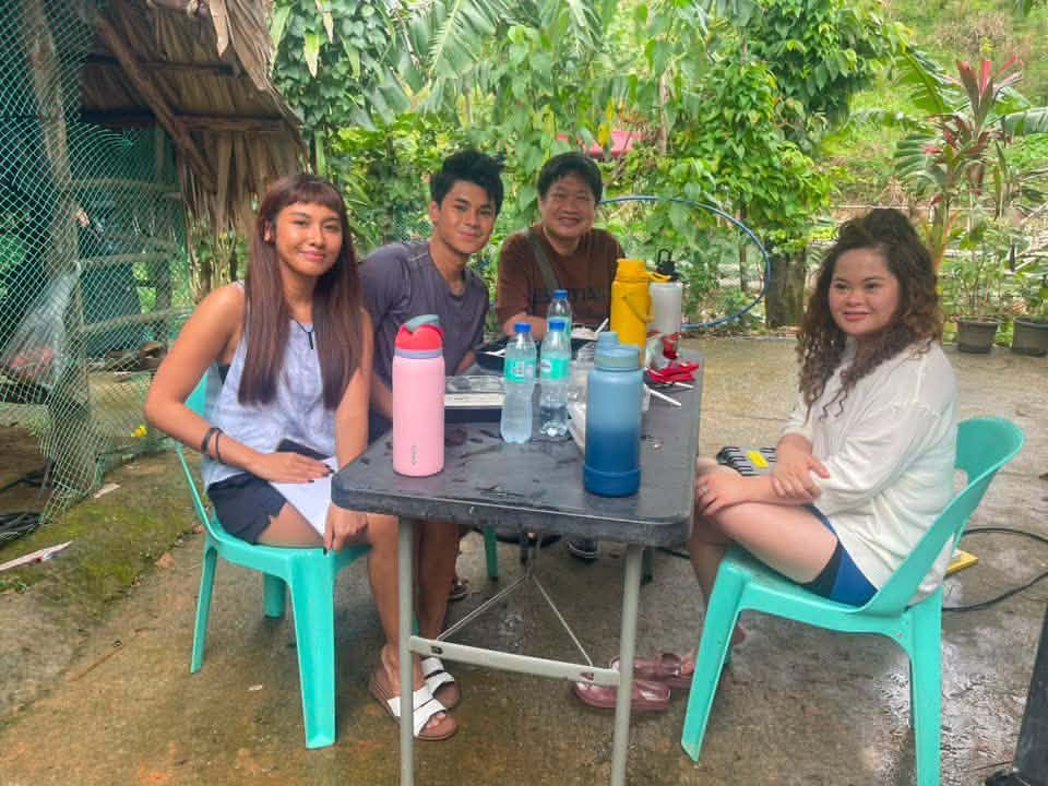 _eschyyy's tweet photo. now pa lang natatawa na ko paano pa kaya sa movie? HAHHAHAA 
Hanep sa hairstyle lods. @dustinyuu 😆 https://t.co/R1MDxrm8tj