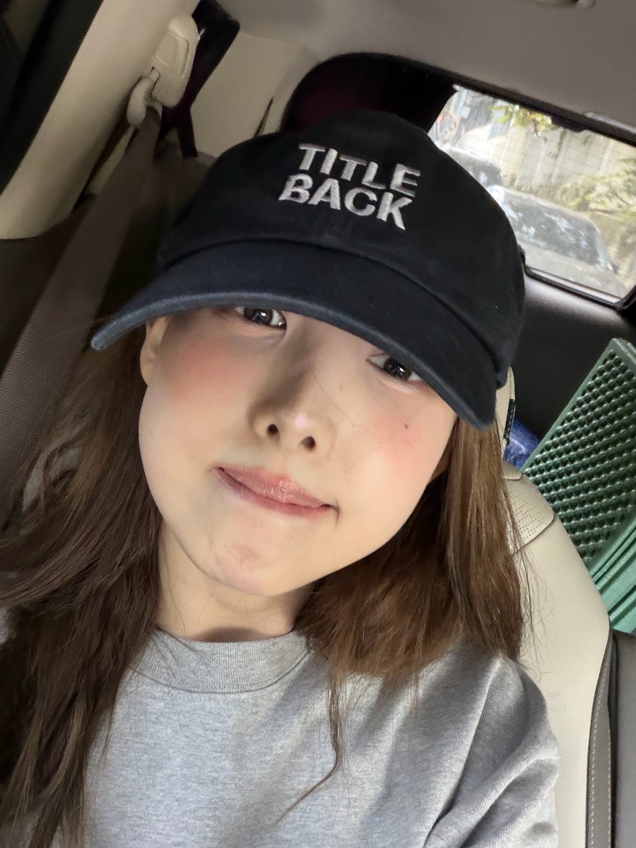 godmitzu's tweet photo. Nayeon is excited to leave work early 😭 https://t.co/F5IyVhO48X