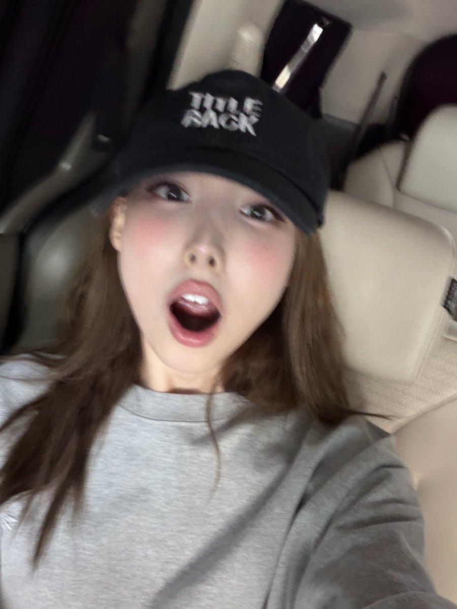 godmitzu's tweet photo. Nayeon is excited to leave work early 😭 https://t.co/F5IyVhO48X