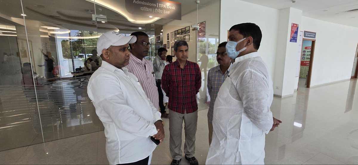 SinghArvindGope's tweet photo. लखनऊ 8 सितंबर पार्टी के जिला उपाध्यक्ष मोहम्मद सबाह जी के अस्वस्थ होने एवं मेदांता हॉस्पिटल लखनऊ मे भर्ती होने की सूचना प्राप्त होने पर हॉस्पिटल पहुंच कर मोहम्मद सबाह जी से मुलाकात कर उनकी खैर कुशलता जान से देख-रेख कर रहे डॉक्टरों से स्वास्थ्य की जानकारी प्राप्त कर परिजनों से भेंट मुलाकात कर ईश्वर से कर्मठ पदाधिकारी मोहम्मद सबाह को शीघ्र स्वास्थ्य लाभ प्रदान करने की प्रार्थना की।