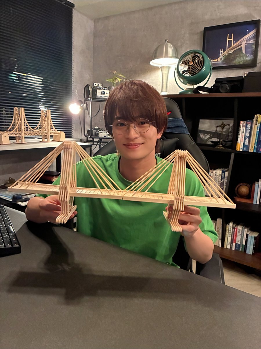 oshidoraEX's tweet photo. 【9話TVer無料配信中📺️】
☁#夏色の雲が恋と嵐をまきおこす⚡️

╍╍╍ ⛈️ ╍╍╍
 夏雲嵐off shot
╍╍╍ 🌻 ╍╍╍

撮影時、何か持ちたいな〜と考えてくださり
蒼汰の大好きな橋と一緒にパシャリ📸✨️
好きなもの、夢に向かって頑張る姿は
カッコイイですよね🌟
留学が決まった蒼汰が夏輝とどうなるのか…最後まで見守ってあげてください🍀

#夏雲嵐
#浮所飛貴 #ACEes