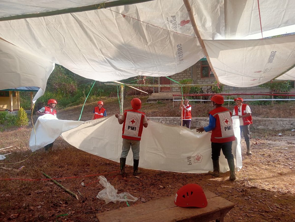IFRCAsiaPacific's tweet photo. Following the Flores earthquake in Indonesia, @palangmerah (PMI) is supporting learning in West Manggarai Regency, by providing temporary outdoor learning spaces.
 
Among the schools receiving this support are State Junior High School Komodo and State Junior High School Boleng, providing students with a safe space to continue learning.
 
Disasters disrupt life, but learning shouldn't stop.