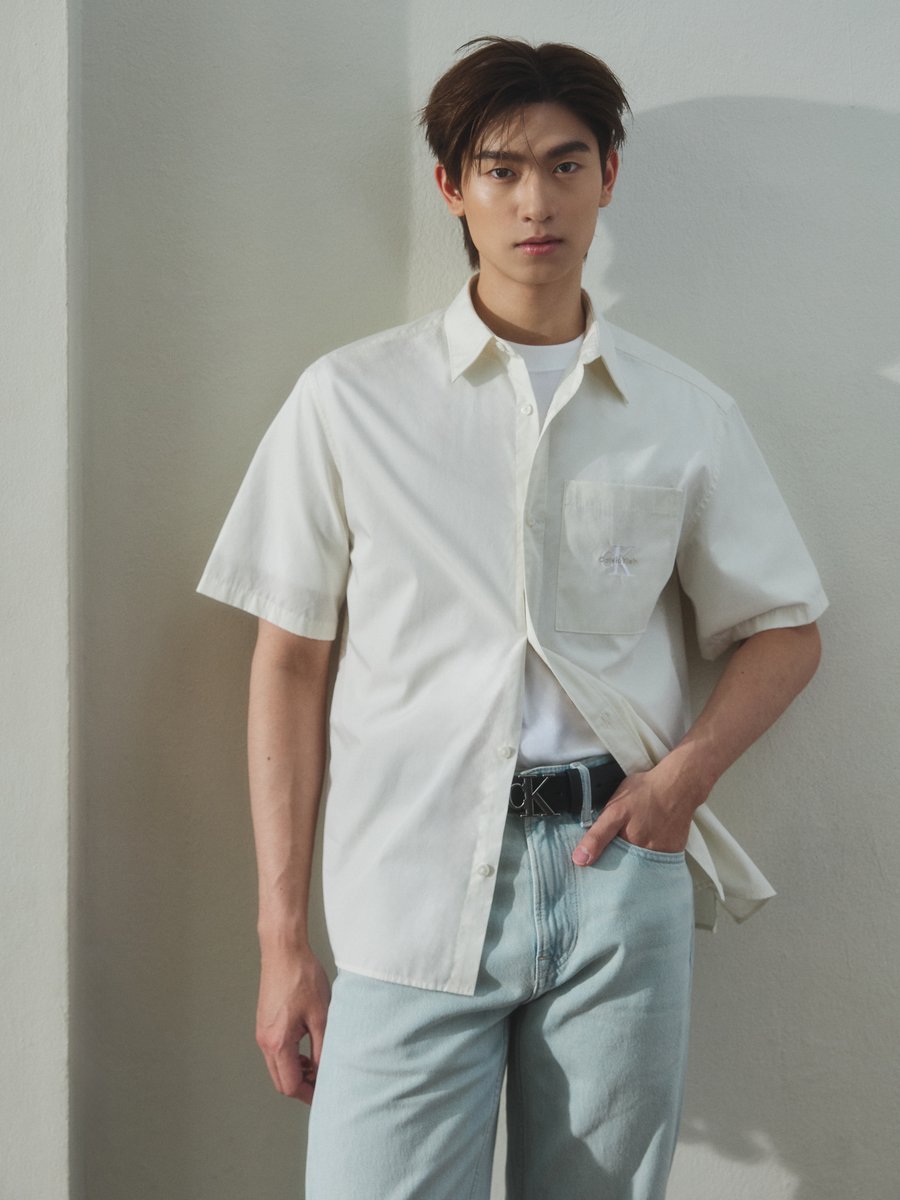Zokzakdara2's tweet photo. เผยลุค หลิงหลิง , โทมัส ธีรทัศน์  และซี ทวินันท์ เตรียมออกเดินทางสู่มหานครนิวยอร์ก เพื่อร่วมชม Calvin Klein Collection Spring 27 Runway Show ในวันที่ 12 ก.ย. 69 เวลา 02.00 น. ตามเวลาประเทศไทย ซึ่งนับเป็นครั้งแรกของทั้งสามในการเข้าร่วมชมแฟชั่นโชว์ของ Calvin Klein

ทั้งสามสวมใส่ไอเท็มจาก Calvin Klein Fall 2026 โดดเด่นด้วยกางเกงยีนส์ที่พอดีกับรูปร่างและสไตล์เฉพาะตัว ถ่ายทอดความมินิมอลอันเป็นเอกลักษณ์ของแบรนด์และสะท้อนความมั่นใจของแต่ละคนได้อย่างลงตัว

#LinglingKwongxCalvinKlein #Linglingkwong 
#CalvinKleinXThomas #tthomastc 
#CALVINKLEINXSEA #sea_tawinan 
#CALVINKLEINSS27 #CALVINKLEIN