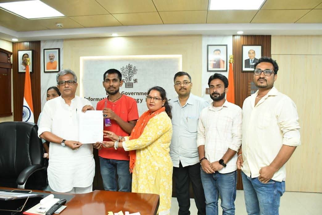 TheJasvirYadav's tweet photo. जैसा कि माननीय IT मंत्री @mishranitish सर ने दिनांक 07/09/2026 को आश्वासन दिया था कि 24 घंटे के अंदर BELTRON DEO के 4808 अभ्यर्थियों को Official Website पर खुशखबरी देखने को मिलेगी और हम सभी अपना धरना-प्रदर्शन समाप्त कर अपने घर लौट जाएँ।

हम लोगों ने माननीय IT मंत्री सर के आश्वासन पर विश्वास करते हुए गर्दनीबाग स्थित धरना-प्रदर्शन को शांतिपूर्ण एवं हर्षोल्लास के साथ समाप्त किया। 🙏

लेकिन अब 24 घंटे से अधिक समय बीत चुका है। 4808 Qualified अभ्यर्थी टेंशन और उम्मीद के साथ बेसब्री से BELTRON की Official Website चेक कर रहे हैं।

माननीय IT मंत्री @mishranitish सर से विनम्र अनुरोध है कि 4808 Qualified अभ्यर्थियों के लिए जल्द से जल्द खुशखबरी दी जाए। 🙏

आज हर छात्र का दिल तेज़ी से धड़क रहा है और एक-एक पल बेचैनी में गुजर रहा है। हमें माननीय IT मंत्री सर पर पूरा विश्वास और उम्मीद है कि आज 09/09/2026 का दिन हम 4808 अभ्यर्थियों के लिए ऐतिहासिक दिन साबित होगा। ❤️🙏

@mishranitish @NitishKumar
@samrat4bjp @AbhaySinghIAS

#BELTRON #BELTRON_DEO #4808Qualified #NitishMishra