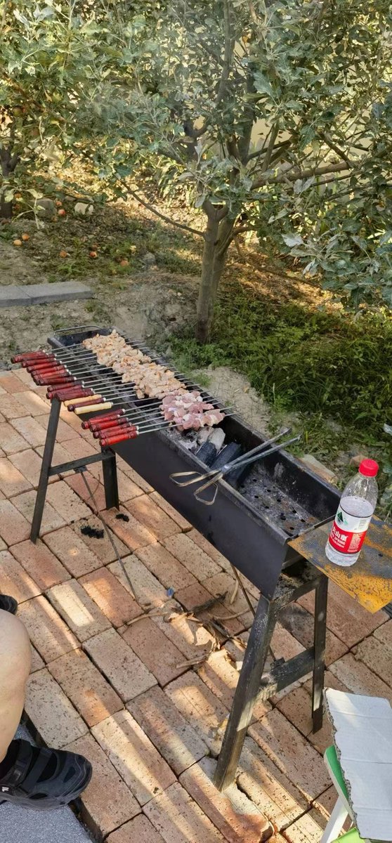 nunhear_'s tweet photo. Yesterday’s neighborhood BBQ was such a blast—met our new neighbor’s 8-year-old who bakes the best chocolate chip cookies! Swapped garden tips and even helped each other move a heavy box. Love how small moments make a neighborhood feel like family ， https://t.co/qVEpgm7ahk