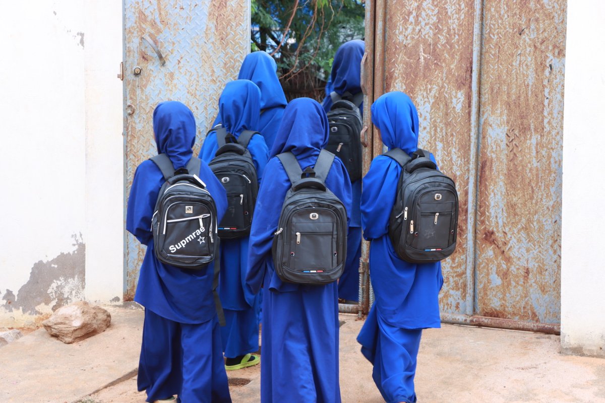 FCASomalia's tweet photo. 🎒 A schoolbag can carry more than books—it can carry hope.

For crisis-affected children in Baidoa and Barawe, learning materials are helping restore normalcy, make education more meaningful, and keep their dreams within reach.

With support from @Ulkoministerio
#EducationForAll https://t.co/OEApJuNhVU