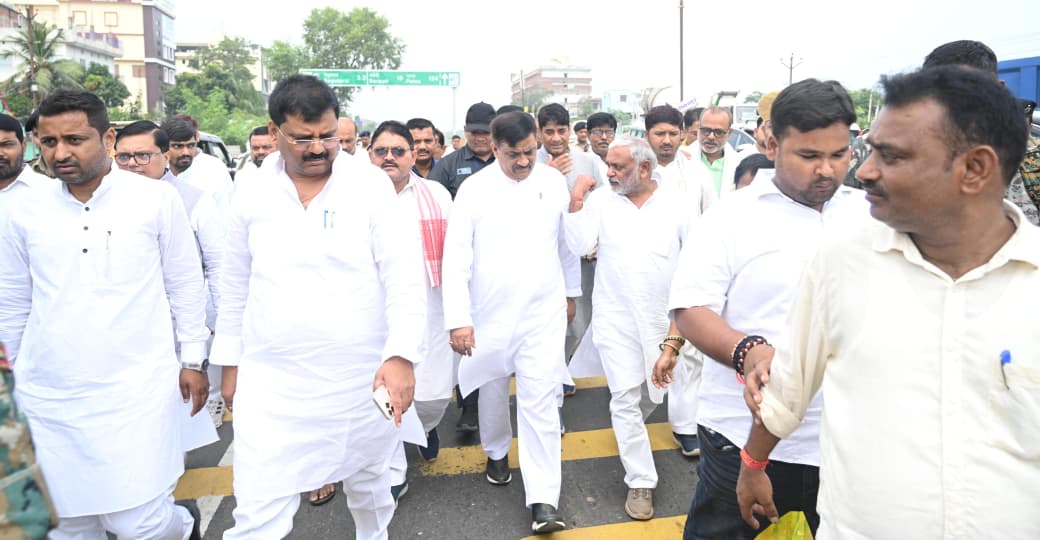 SanjayJhaBihar's tweet photo. 2/2
इसके उपरांत जद(यू) के मा० प्रदेश अध्यक्ष उमेश सिंह कुशवाहा जी के साथ पार्टी के बेगूसराय जिला कार्यालय का निरीक्षण किया तथा 'फरक्का जल संधि पर नीतीश संवाद' में भाग लेने के लिए खगड़िया की ओर प्रस्थान किया।
#NitishSamvad #FarakkaWaterTreaty #WaterTreaty #Bihar @JDUUmeshSingh https://t.co/HkWTMEFxXO