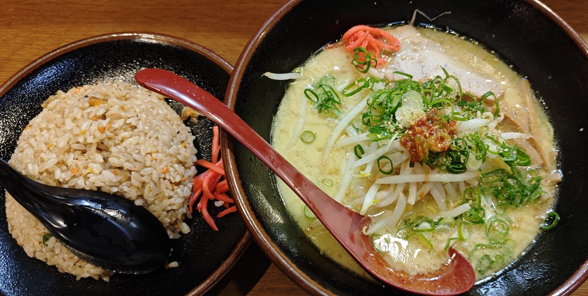 ramenriceshower's tweet photo. 【#大阪グルメ】
元気の良い🍜
注文してから着丼まで早い💨もちろんちゃんと脂とスープの絡みが美味しい🤤焼きめしもラーメンに負けないしっかりした味付けでバランスよく食べられた🍚

半ちゃんらあめん(とんこつ) 1,150円
★★★★☆
#ラーメン
#六文銭
#新大阪駅
#淀川区
#どんぞこ https://t.co/PczR6P4rib