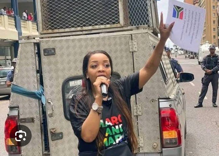 NolwaziNkomo5's tweet photo. Protect Jancita Zuma South Africa 🙏
The lady is risking it all for us🥹
To her it's not about fame or making money but protecting South Africa.
Let us  Protect the lady. https://t.co/U76Otd3Xs3
