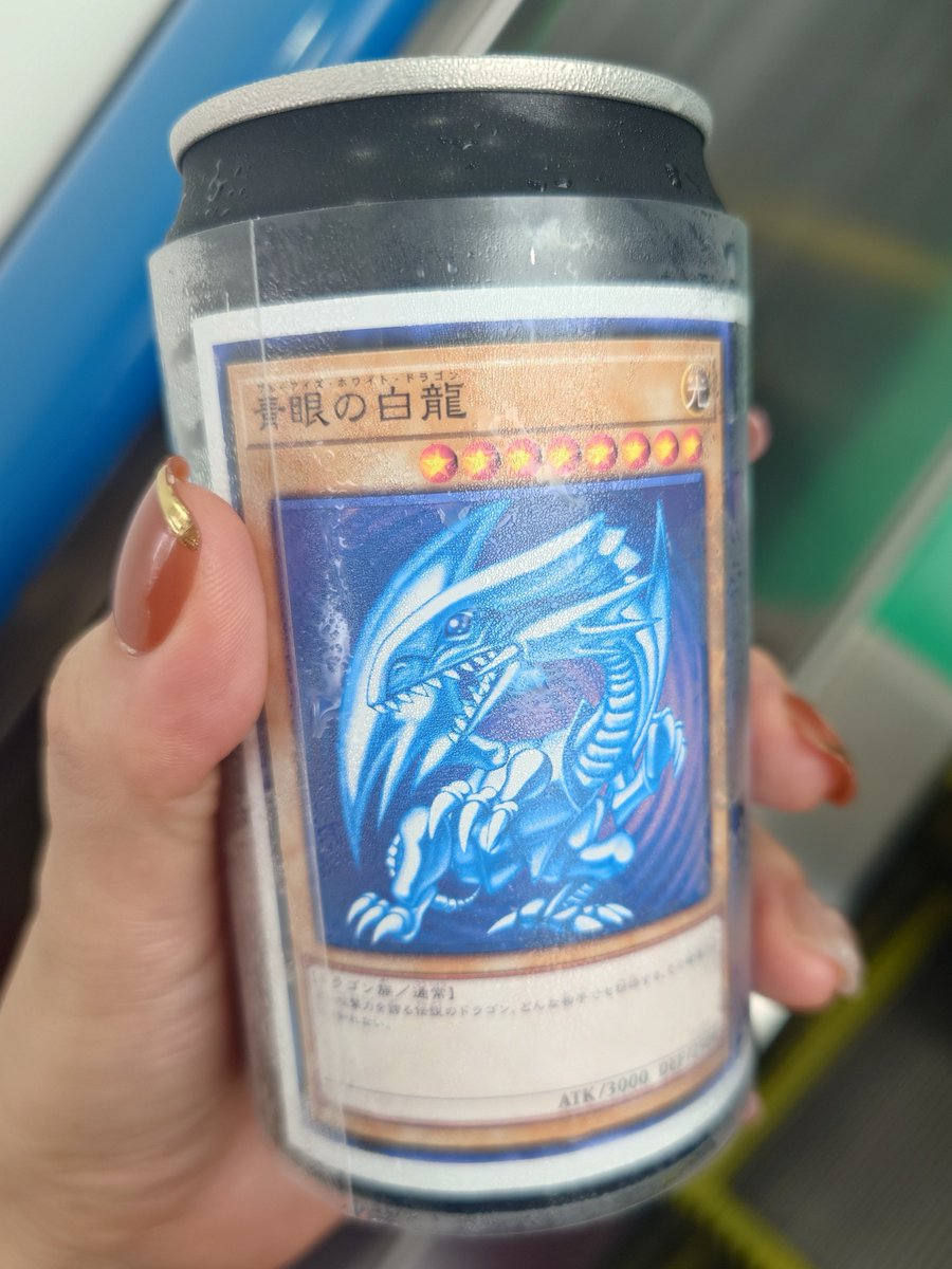 165js's tweet photo. 昨日自販機ガチャしたやつ🥳あと神2つ当てて紅眼もほしかったけどジュース持ち帰りやばいからがまん！ https://t.co/bHinjKJDhd