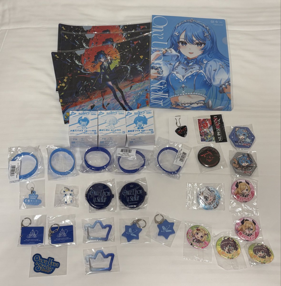 shio042164's tweet photo. 1枚目のグッズを交換もしくは定価で譲ります。
交換であれば2枚目以降（入り切らない分はリプ）以外のものが嬉しいです…
17時前後に会場に向かおうと思ってます。
明日の午前中であれば都合つきます。
よろしくお願いします。

#きらめくほしまち https://t.co/7kmz9m0JXV