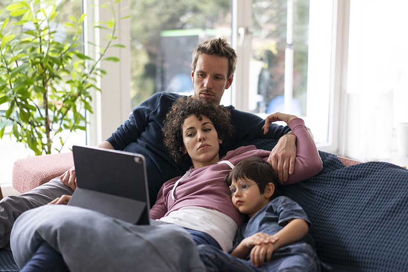 BuseYilmazqvjv's tweet photo. [Lazy Sunday with the family: pancakes, silly songs and all the fuzzy cuddles that make every week worth it ]， https://t.co/MSmJbR8yac