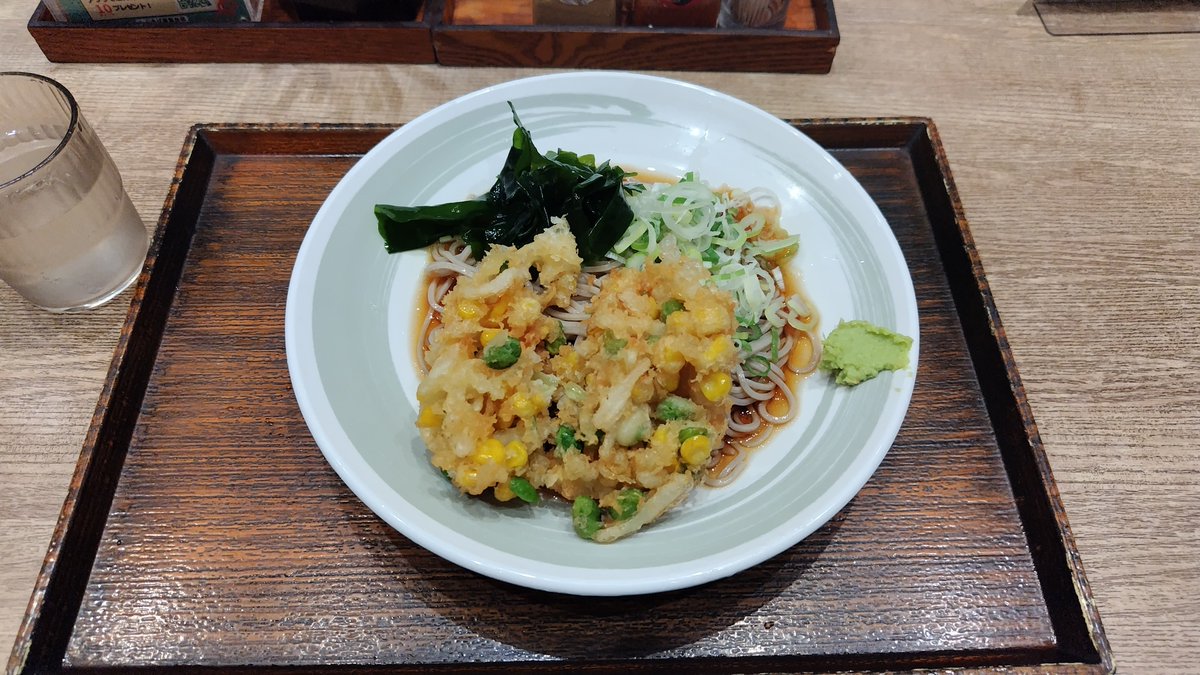 kyoichijp's tweet photo. #しぶそば 冷しかき揚げそば。
枝豆とコーンのかき揚げでした。昨年も食べてたと思う。半分ぐらい食べたとこで七味で味変。冷しでも七味は有効です。 https://t.co/Fl5Eqbhhri