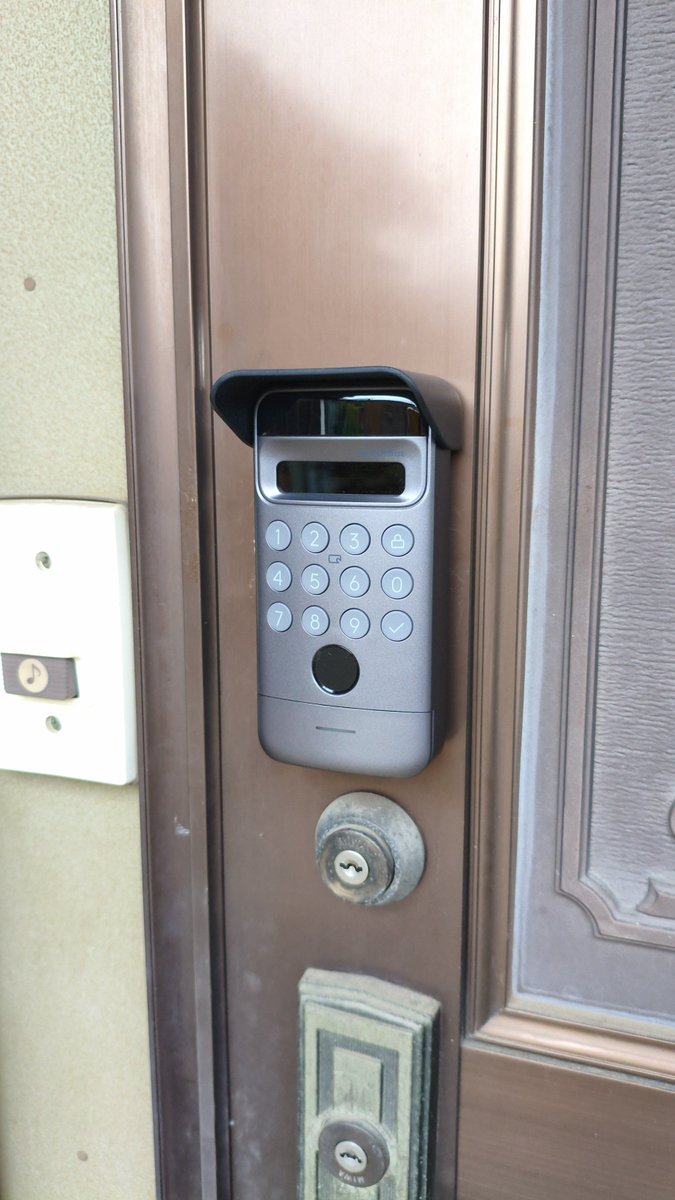 jkroom's tweet photo. 前回の指紋認証スイッチボットがぶっ壊れたから顔認証パッドProにしたよ。USB-C充電で電池切れ無いし、顔と静脈と指紋とパスワードを入れたからセキュリティは万全だ! #Switchbot https://t.co/SykYB3swe5
