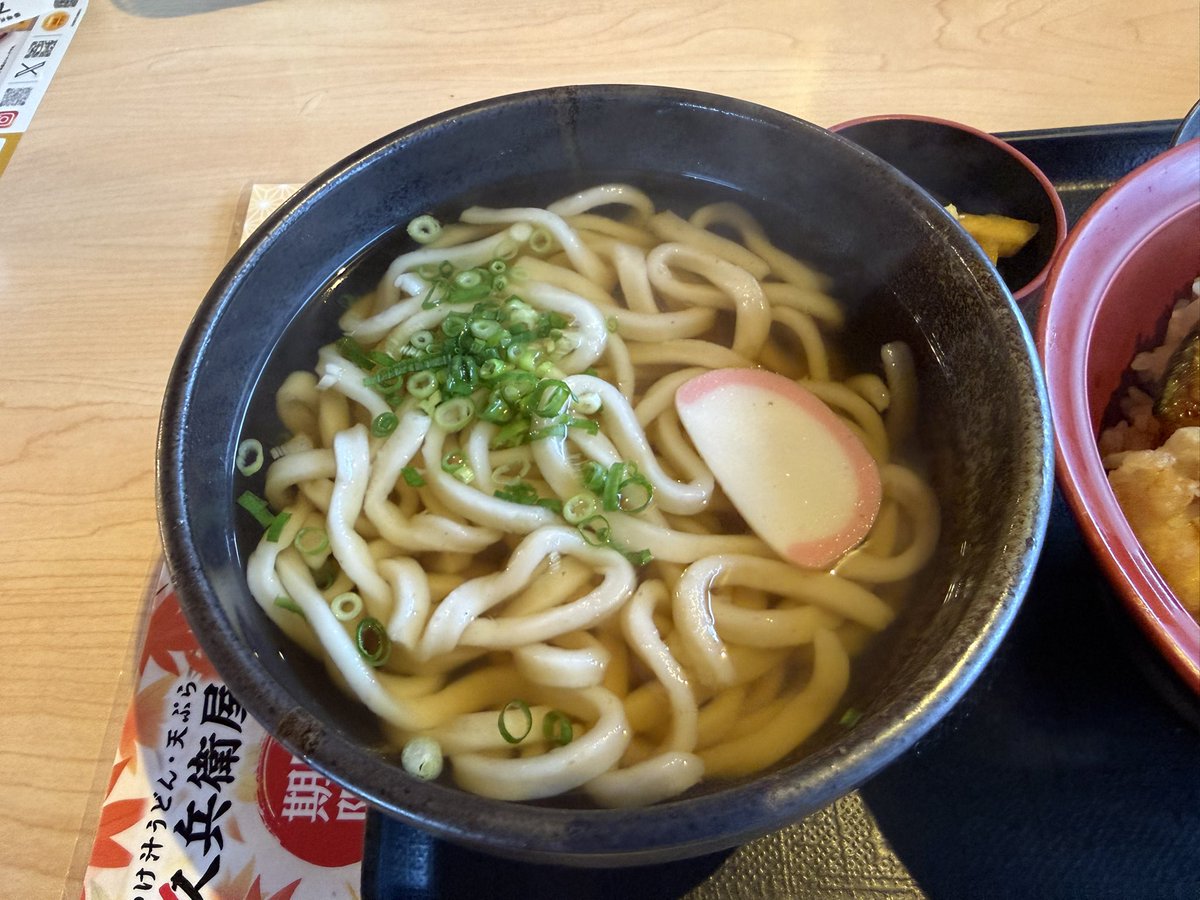 obakuwa's tweet photo. 今日の朝ごはんは初めてのお店に！
天丼が美味そうなのでうどんとのセットを、ミニうどんのつもりがノーマルサイズだった💦両方ともまあまあでした😋
#久兵衛屋 #朝定食 #天丼セット #天丼
#うどん #青梅新町店 https://t.co/5okygUA1Eh