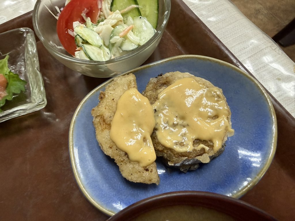 obakuwa's tweet photo. 昨日のお昼ごはんは現場の近くにあった
食堂に！おまかせ定食なる物をオーダー！
まあまあでした😋
#お食事処つかさ #青梅 #おまかせ定食
#ランチ https://t.co/fVELb11dlP