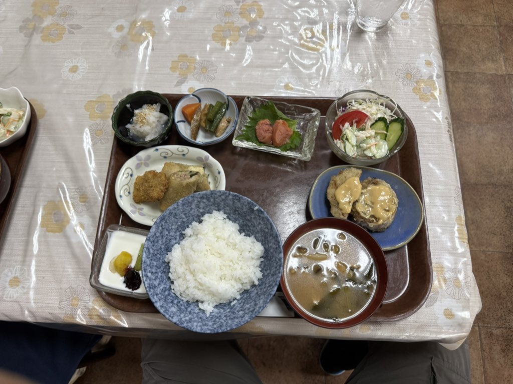 obakuwa's tweet photo. 昨日のお昼ごはんは現場の近くにあった
食堂に！おまかせ定食なる物をオーダー！
まあまあでした😋
#お食事処つかさ #青梅 #おまかせ定食
#ランチ https://t.co/fVELb11dlP