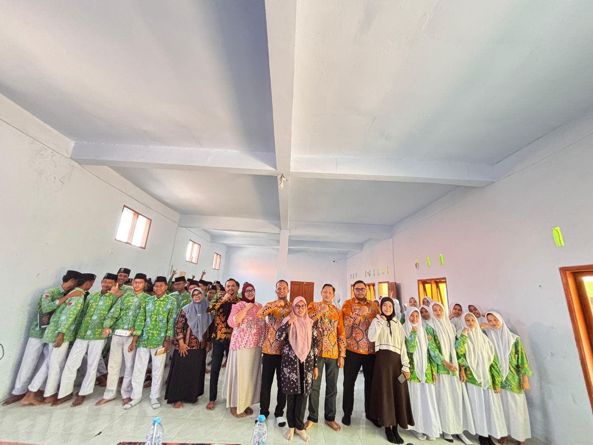 marta_akhmad's tweet photo. Menyiapkan pemilih pemula yang cerdas, kritis, dan berintegritas! 🗳️✨
Yuk, jadilah bagian dari generasi muda yang aktif mengawal demokrasi! Suara pelajar hari ini menentukan arah masa depan bangsa esok hari. 🇮🇩
#BawasluKotaPasuruan #BawasluNgantorDiSekolah #PemilihPemula https://t.co/ad0NICjOBK