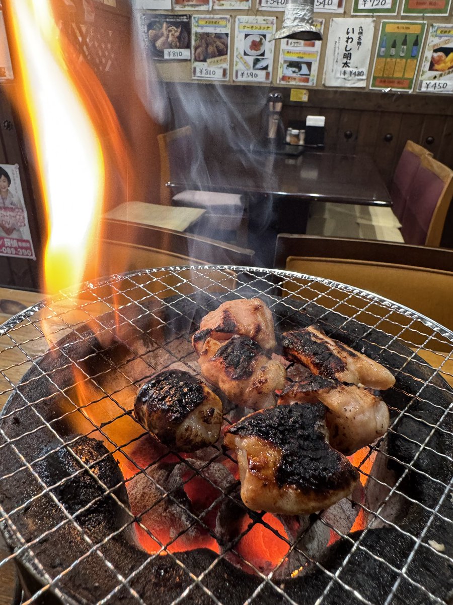 kudo_pon's tweet photo. 徹底的に肉を焦がして食べる、焦がし焼肉の聖地「おひさま」(神奈川県・本厚木)に来たのだが感動を隠し切れない！

ホルモン、豚トロ、ハツ、野菜、何から何まで徹底的に焦がして食べる！ 特にホルモンは暗黒とも漆黒ともいえる真っ黒焦げにして食べる！

ワンオペの女将さんによると、焦がしすぎて、初めてのお客さんがみんなびっくりするらしい。わかる、焦げるぐらい焼いた焼肉が好きなオレでも驚くぐらい真っ黒焦げだ 笑！

だが、その真っ黒焦げ焼肉がうまい、うますぎる！

どうして真っ黒焦げなのにおいしいのか？ 女将さんによると、使用している豚肉「和豚」の質が良いので、焦げたぐらいで味は損なわれないという。むしろ焦げによるメリットのほうが大きいそうだ。

今後も、ここの焼肉は徹底的に焦がして食べたい。